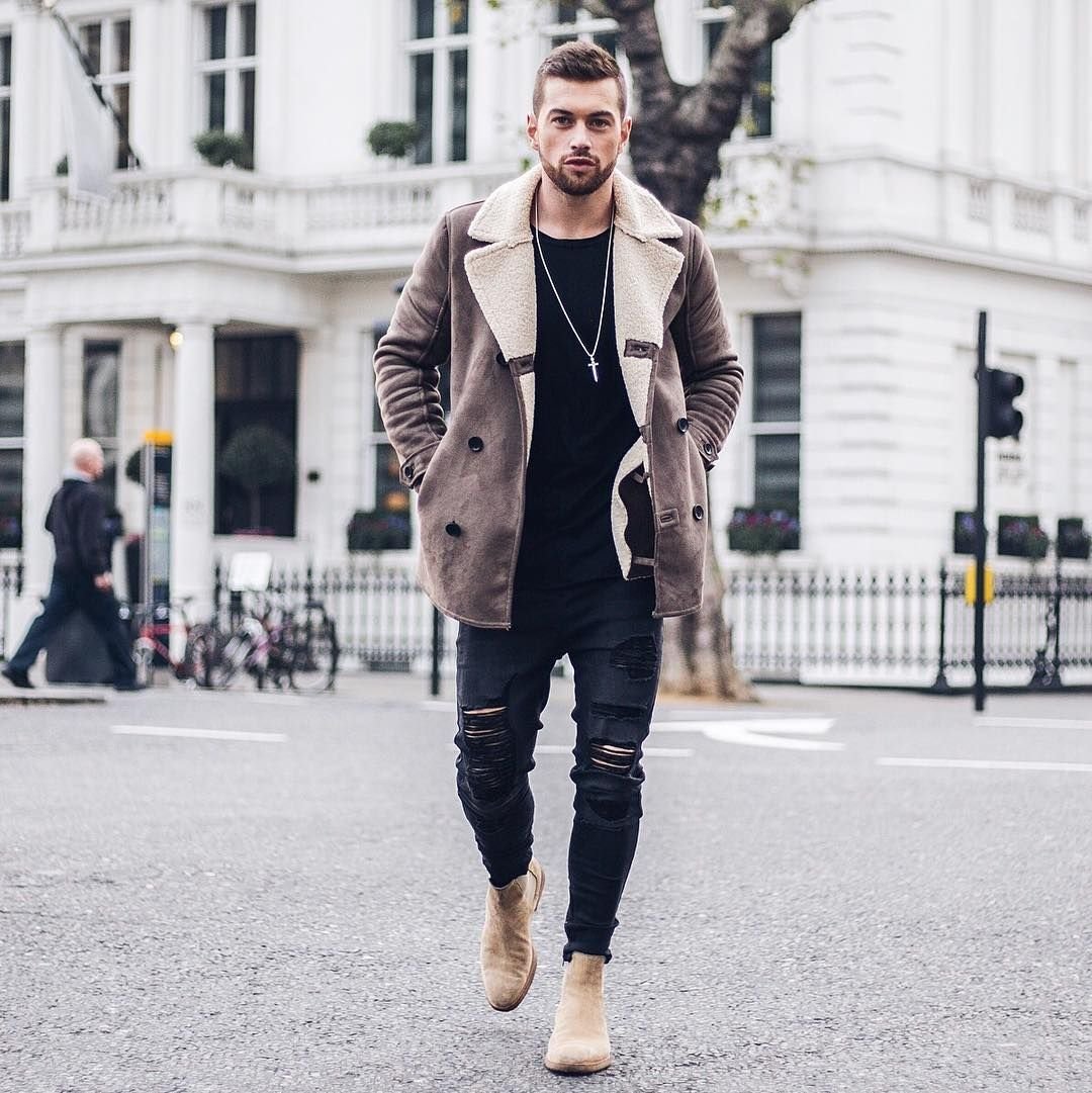 Мужчина в белом костюме