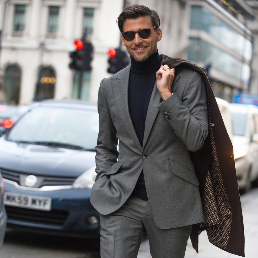 Мужчины в подтяжках и рубашке