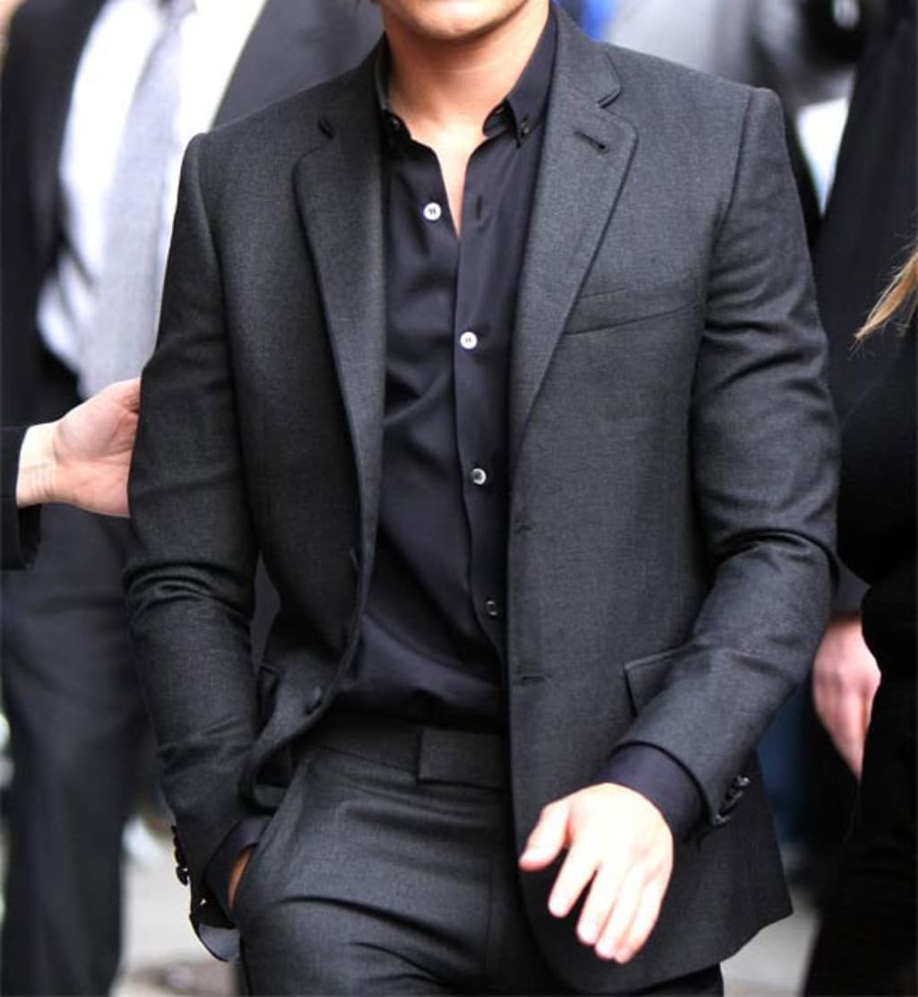 Костюм с черной рубашкой