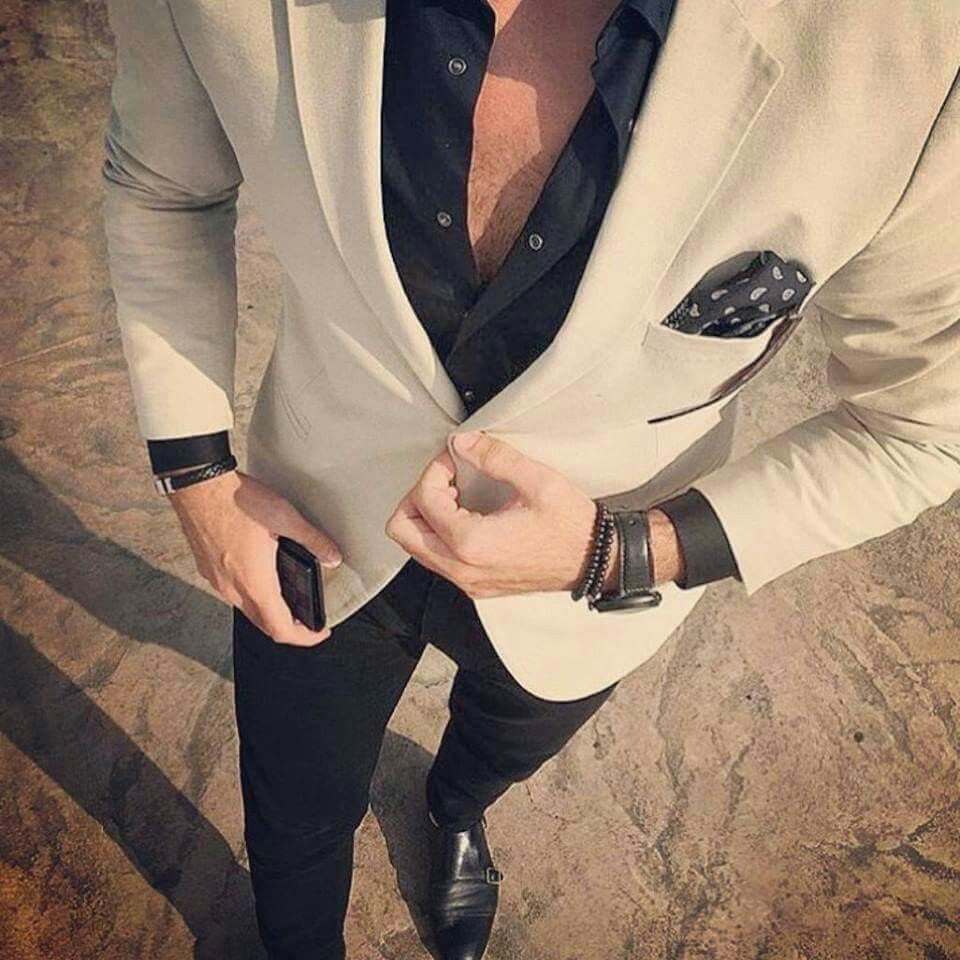 Бежевый костюм мужской с черной рубашкой