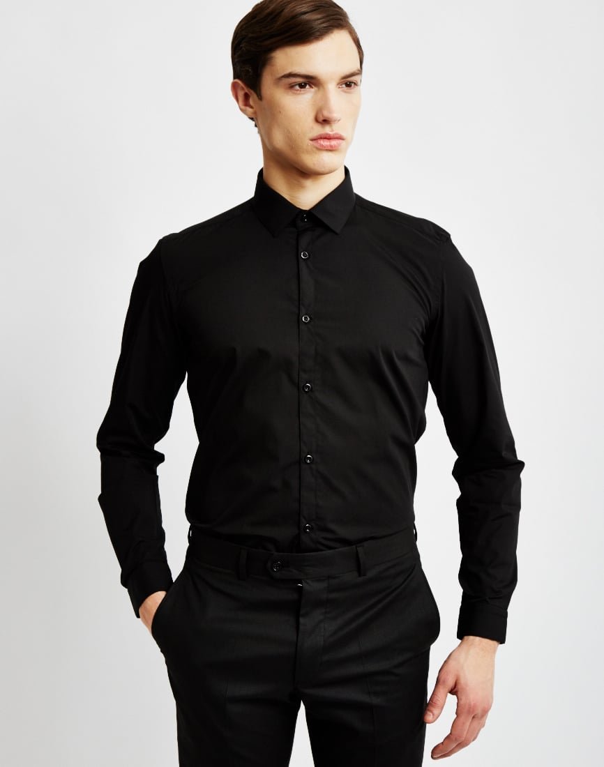 Парень в черной рубашке