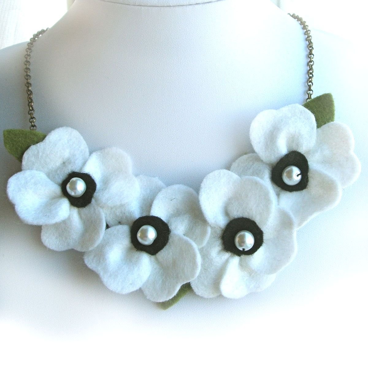 Броши из замков и фетра