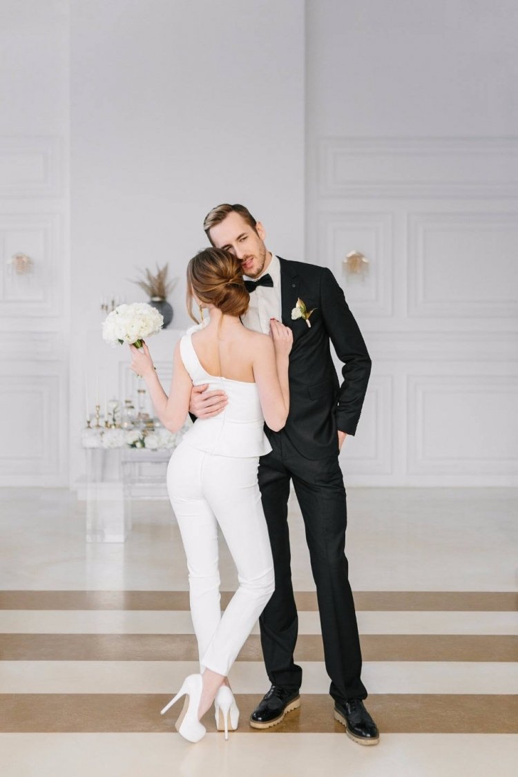 Брючный костюм с брюками палаццо