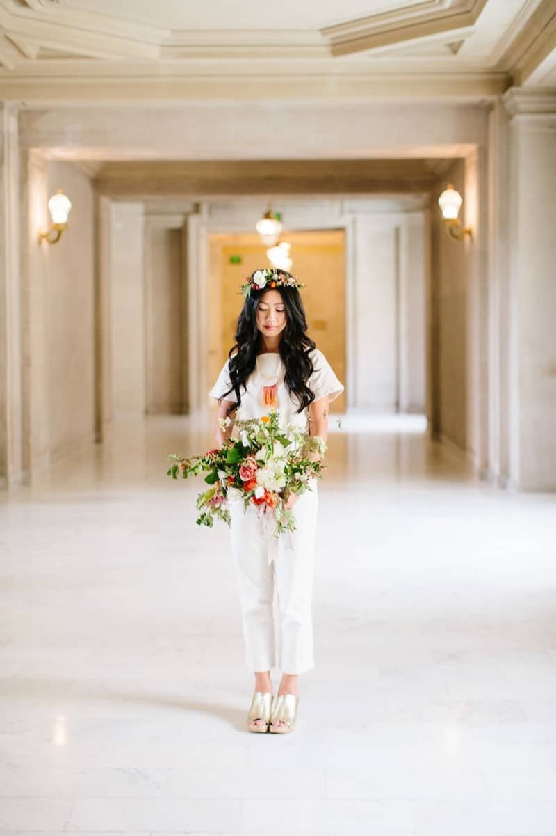 Белый брючный костюм