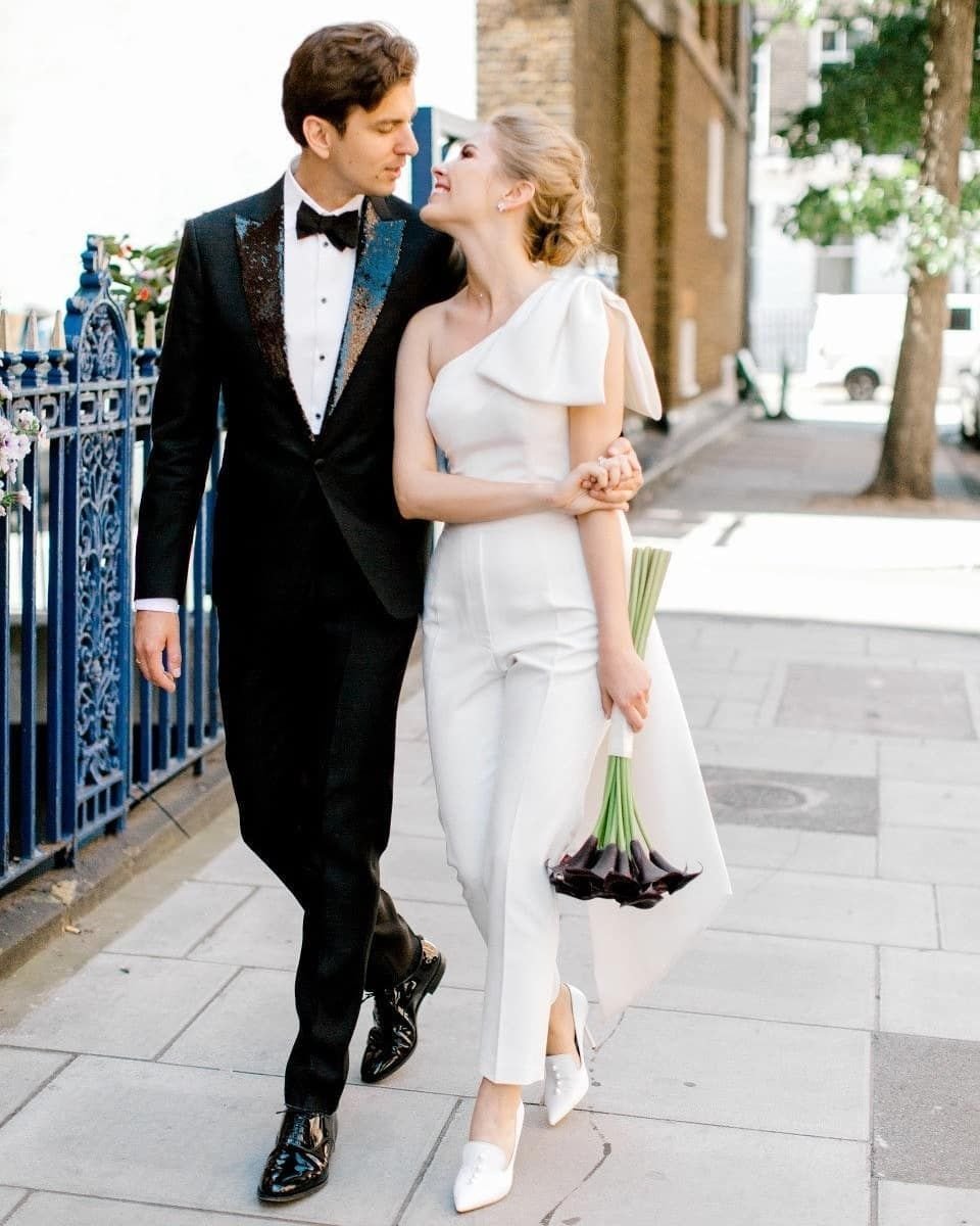 Невеста в брючном костюме с женихом