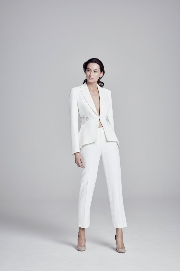 Невеста в брючном костюме с женихом