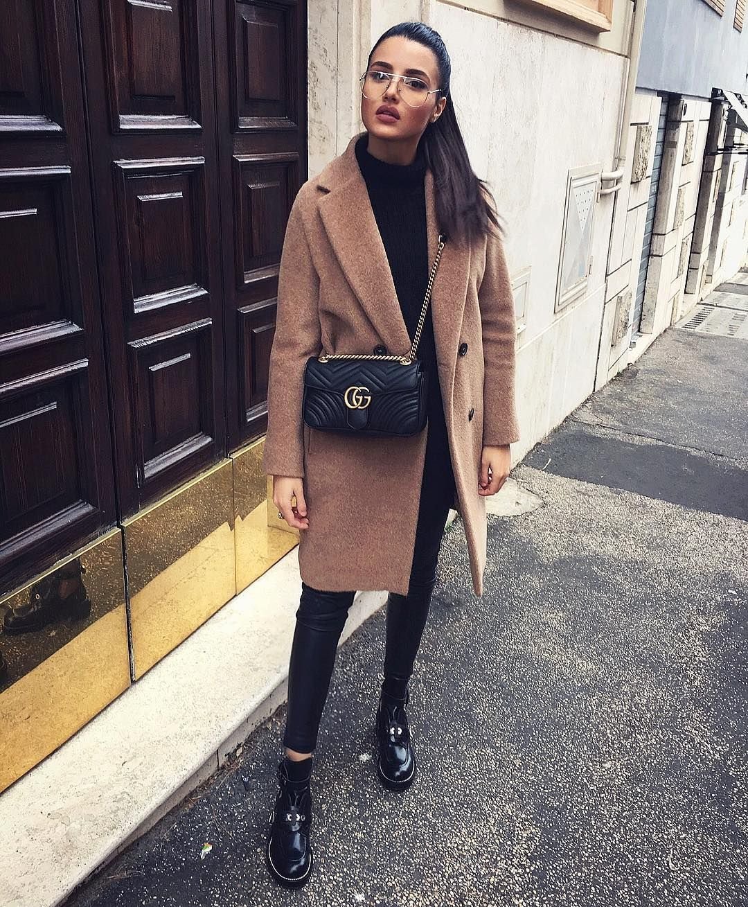 Стильные образы с кожаными штанами