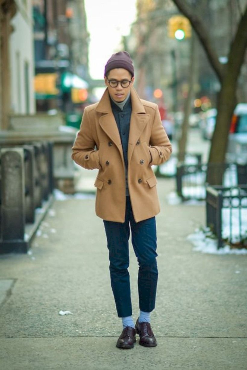 Парень в бежевом пальто