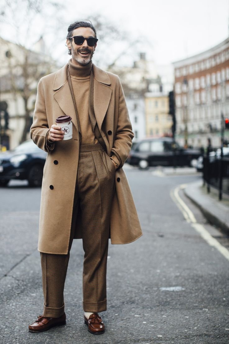 Брюки к бежевому пальто мужское