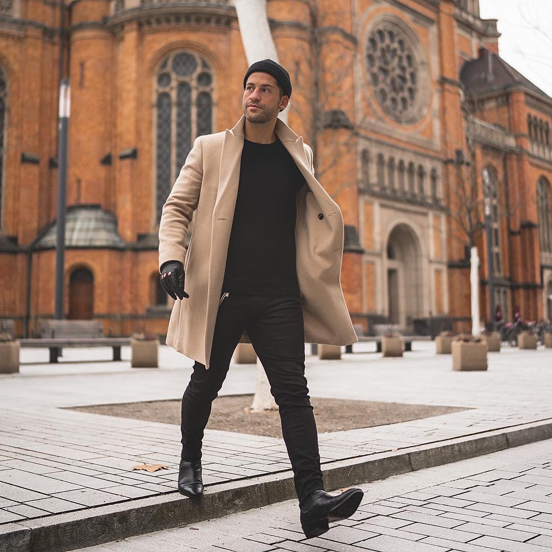 Мужчина в бежевом пальто