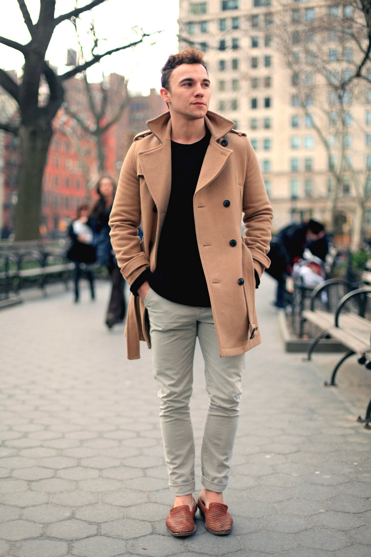 Мужское бежевое пальто с мехом