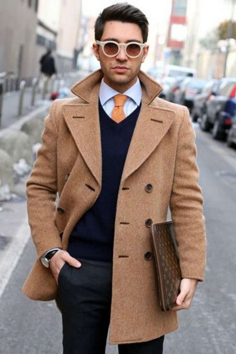 Мужчина в коричневом пальто