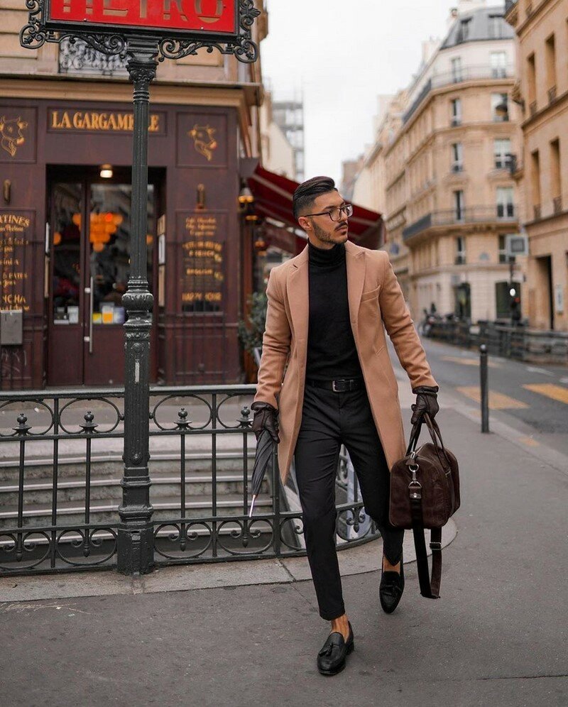 Стильный парень в пальто
