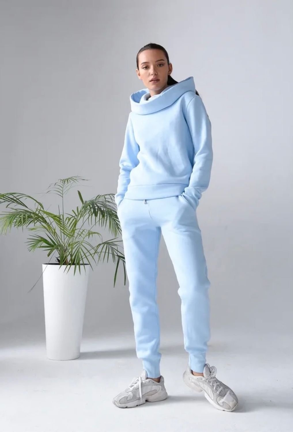 Бежевый спортивный костюм женский