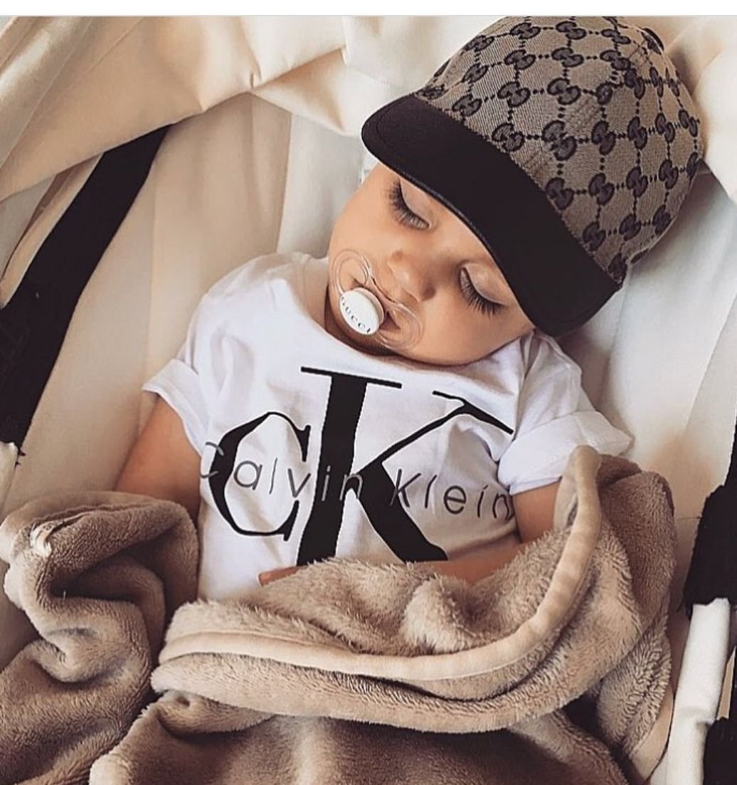 Стиль ний милий ребенок