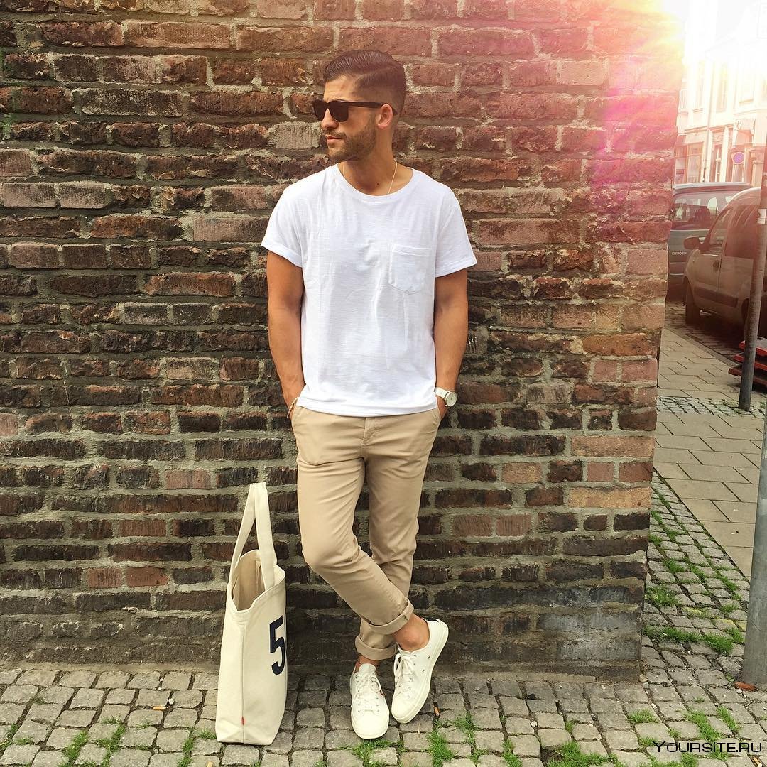 Белая футболка брюки и кроссовки