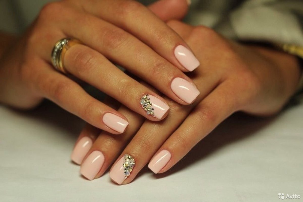 Шеллак бежевый со стразами