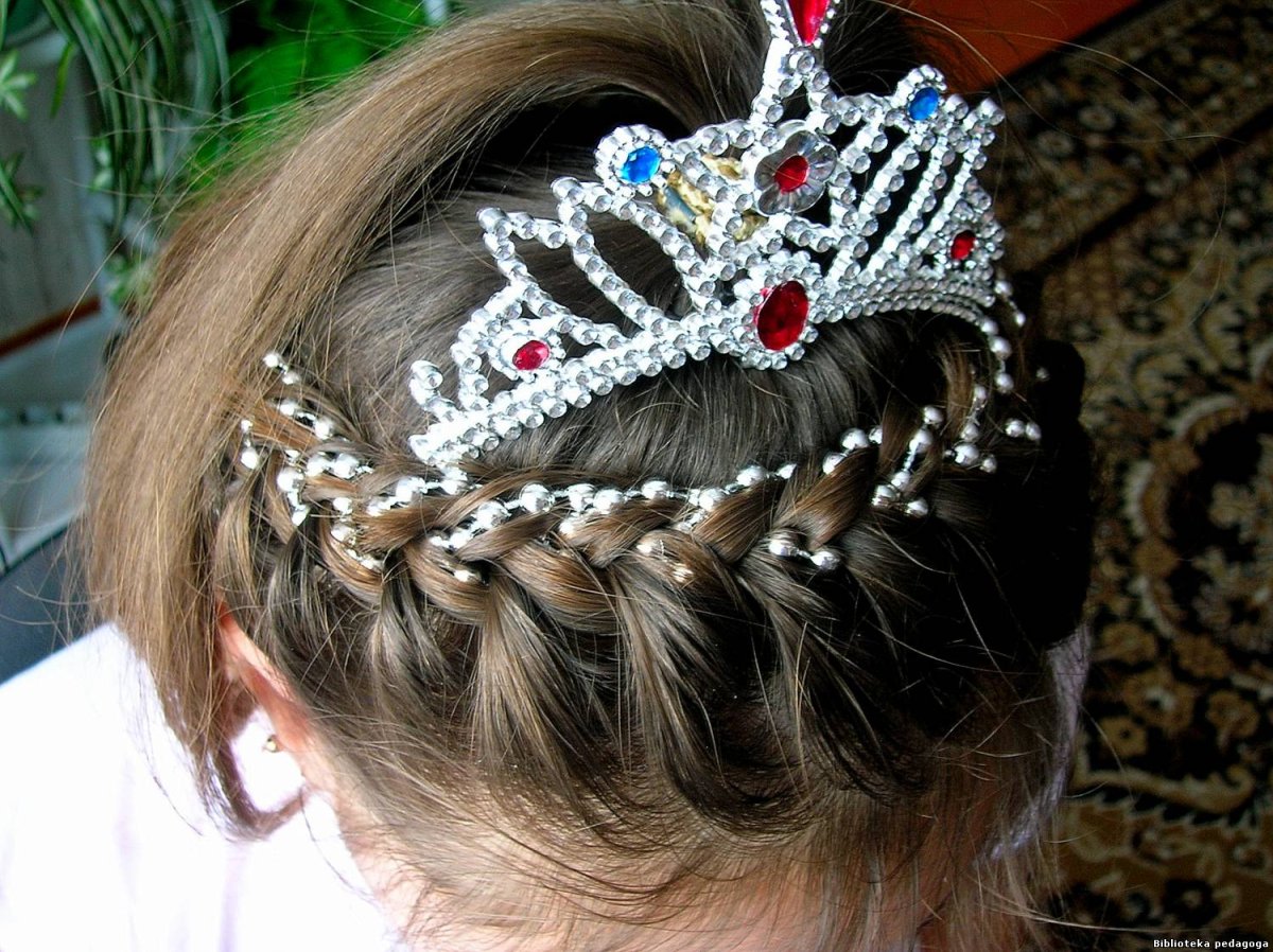 Прическа под корону для девочки