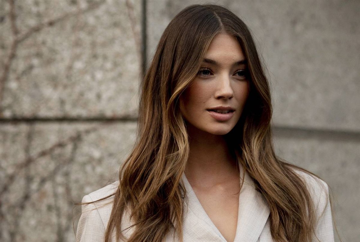 Яблочно-желтые пряди для карамельных волос