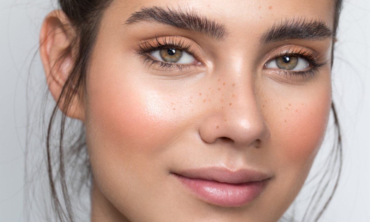 Треугольная форма бровей