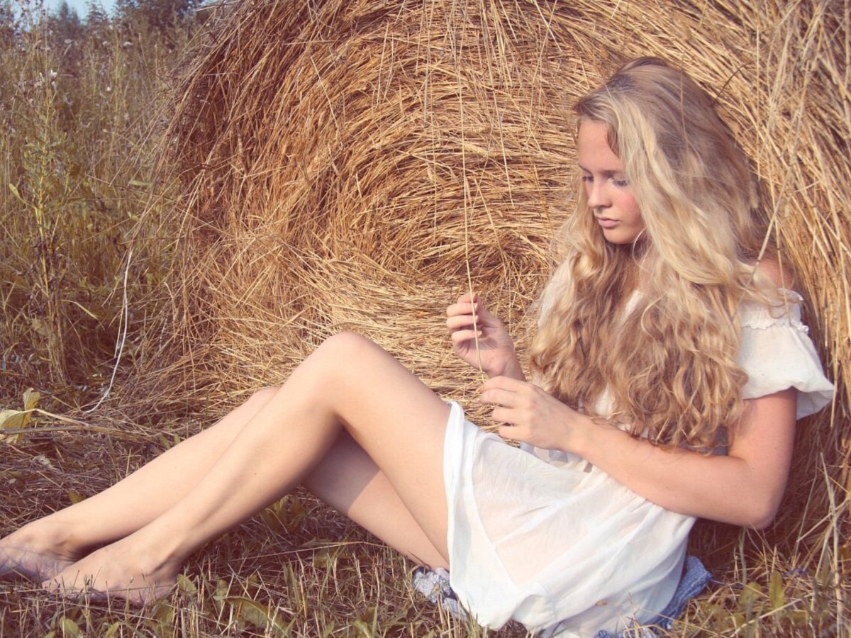 Девушка с соломенными волосами