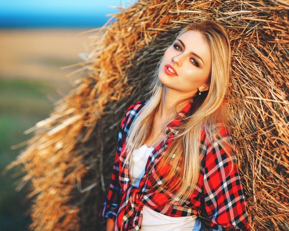 Девушка с пшеничными волосами и голубыми глазами