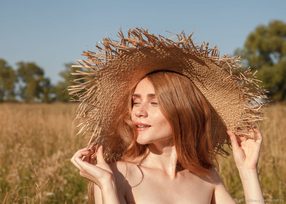 Фотосессия в соломенной шляпе