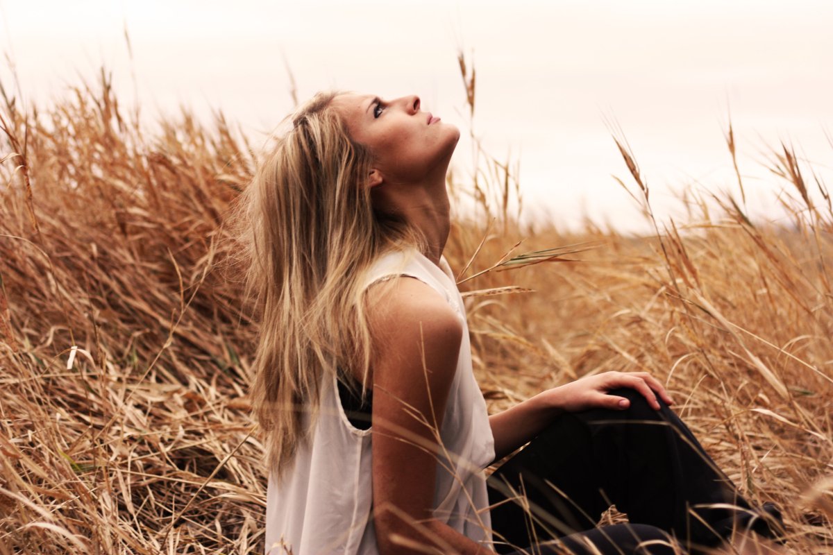 Девушка в пшеничном поле