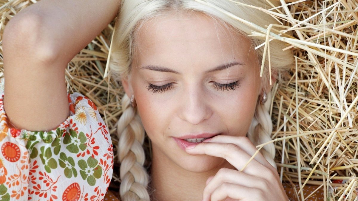 Блондинка с косой на сене