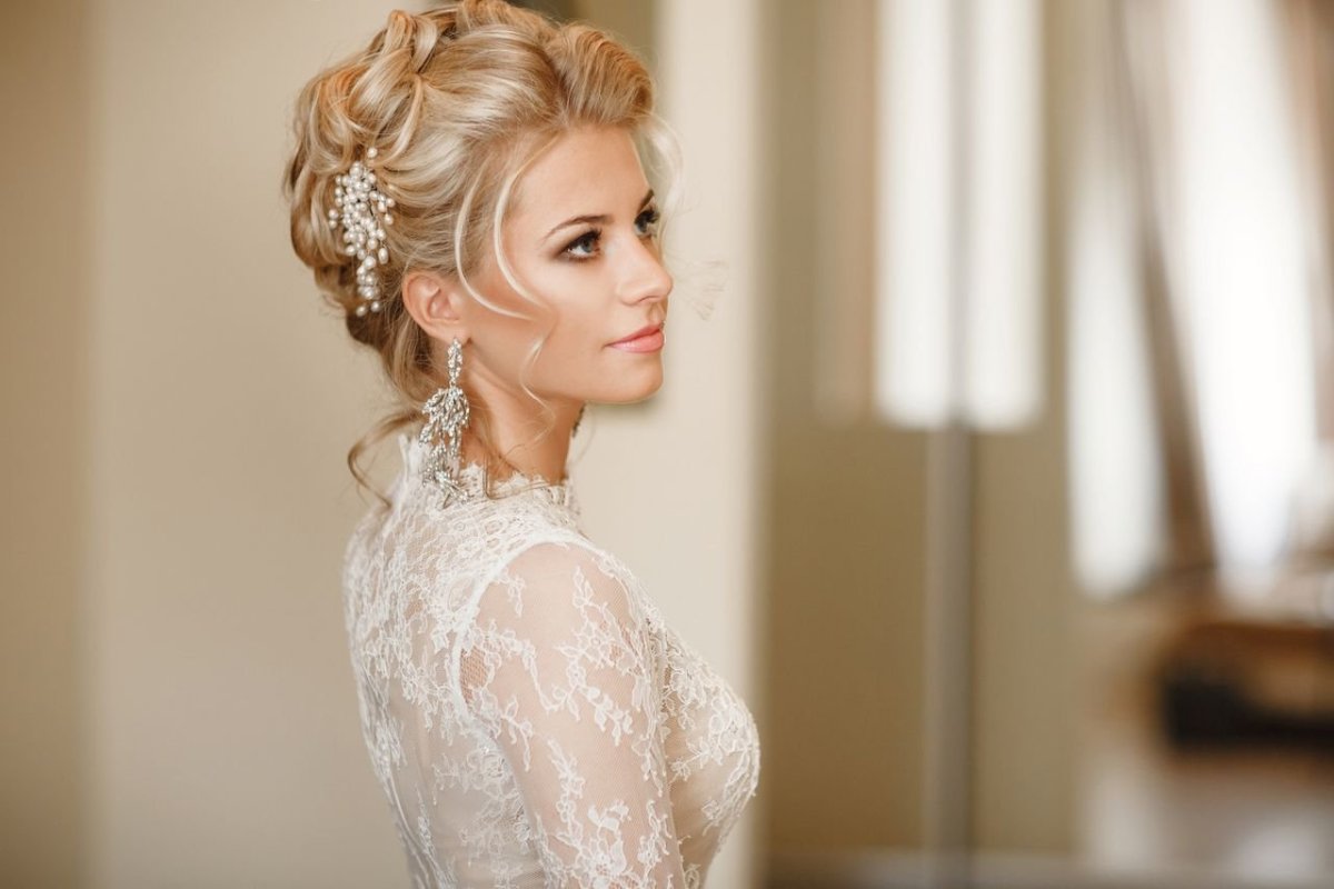 Свадебные причёски на средние волосы без фаты без челки 2022