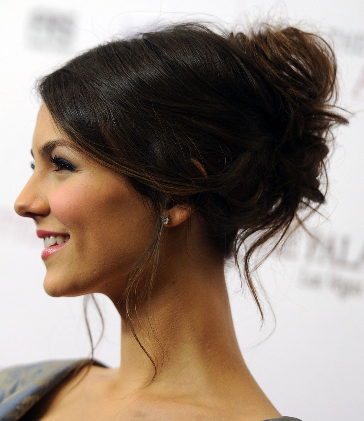 Высокая прическа на средние волосы