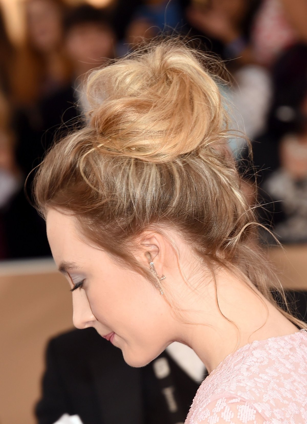 Высокая прическа на кудрявые волосы