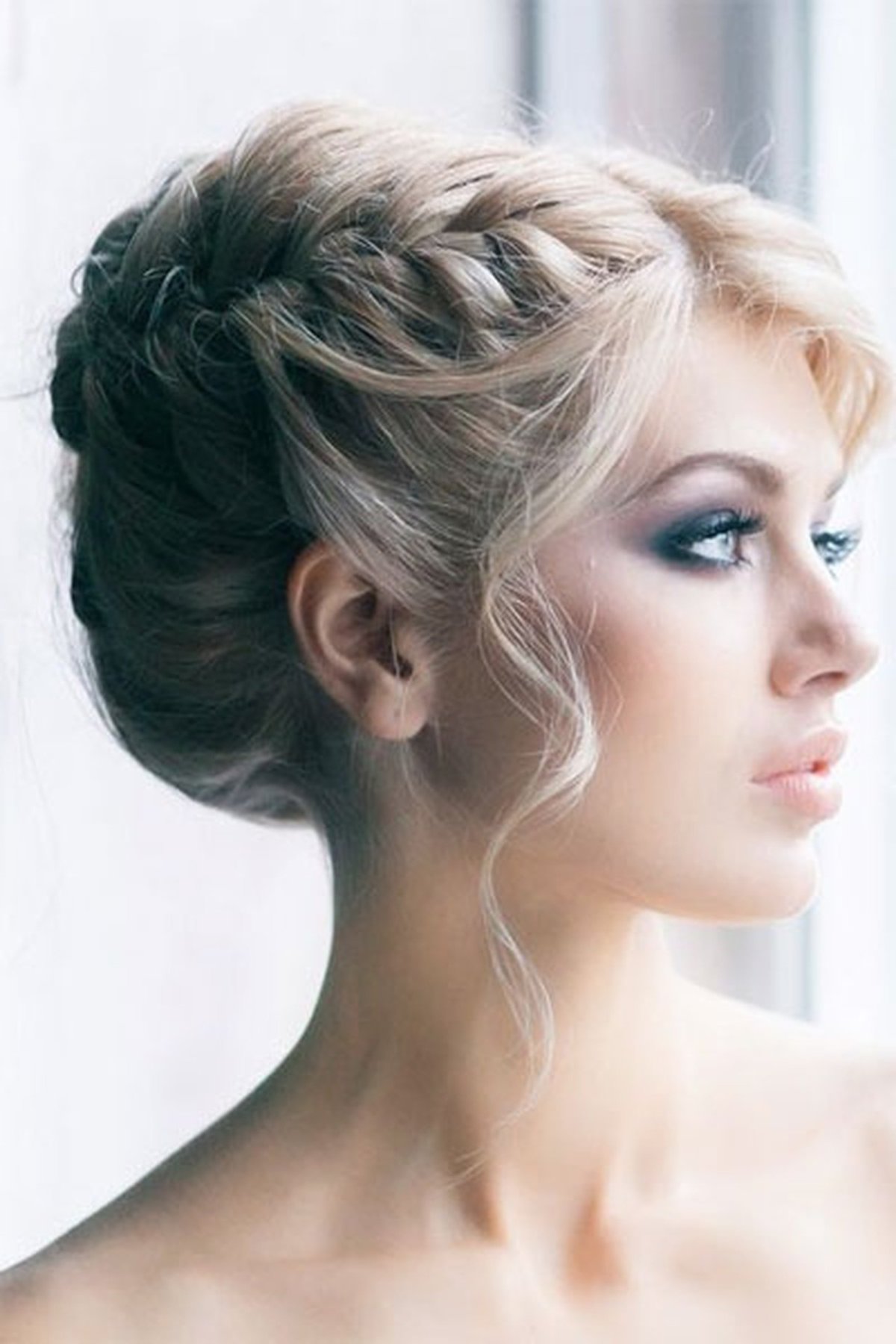 Причёски на средние волосынааерх