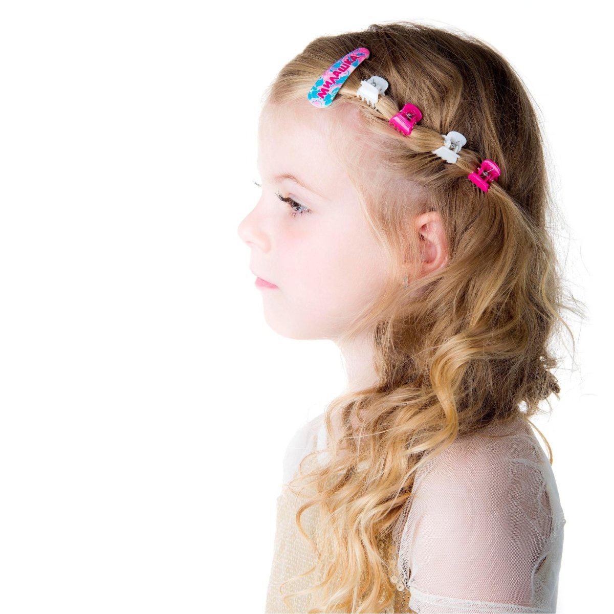 Прическа с маленькими крабиками для девочки