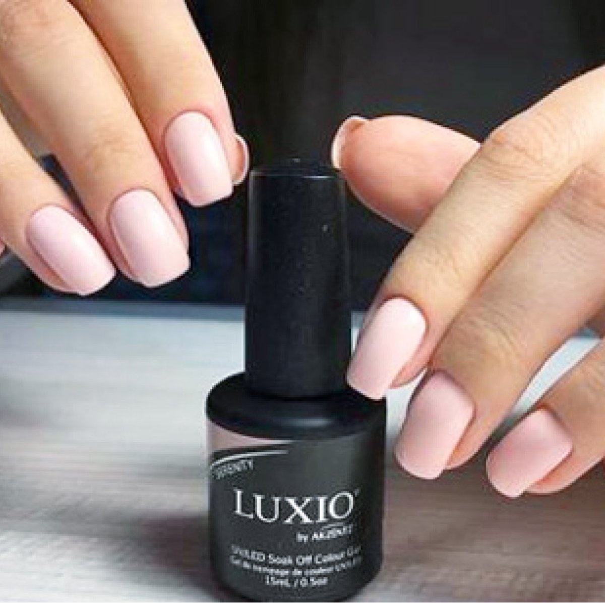 Бордовый маникюр на миндалевидных ногтях