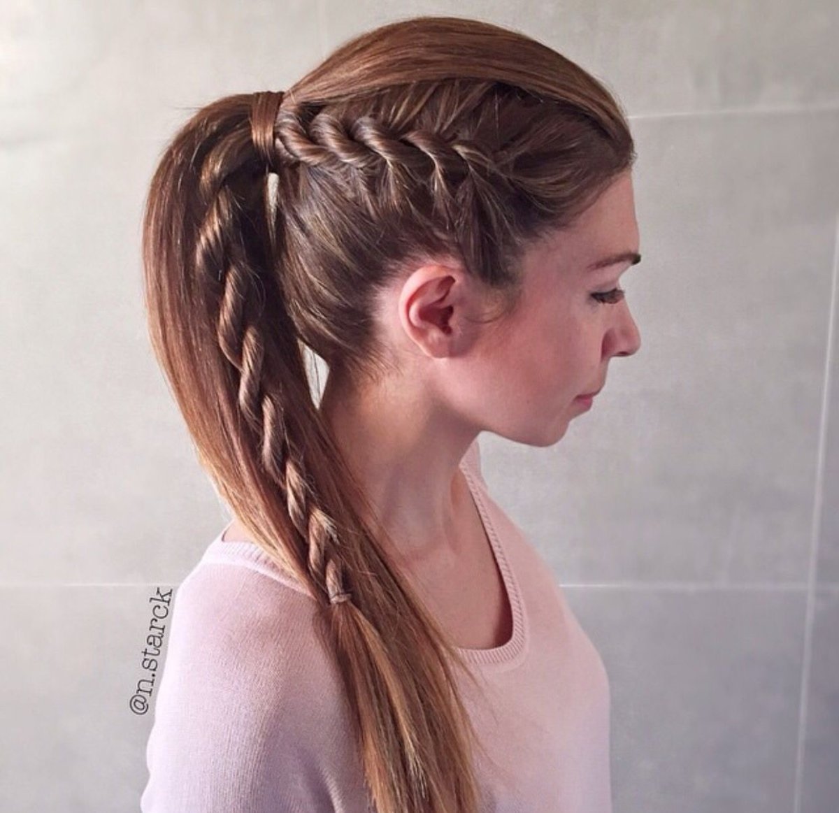 Прическа хвост с косами