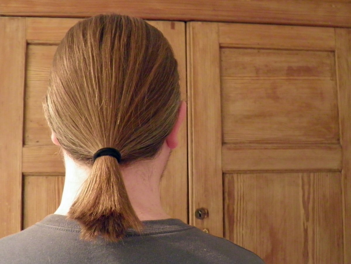 Прическа с хвостиком на затылке