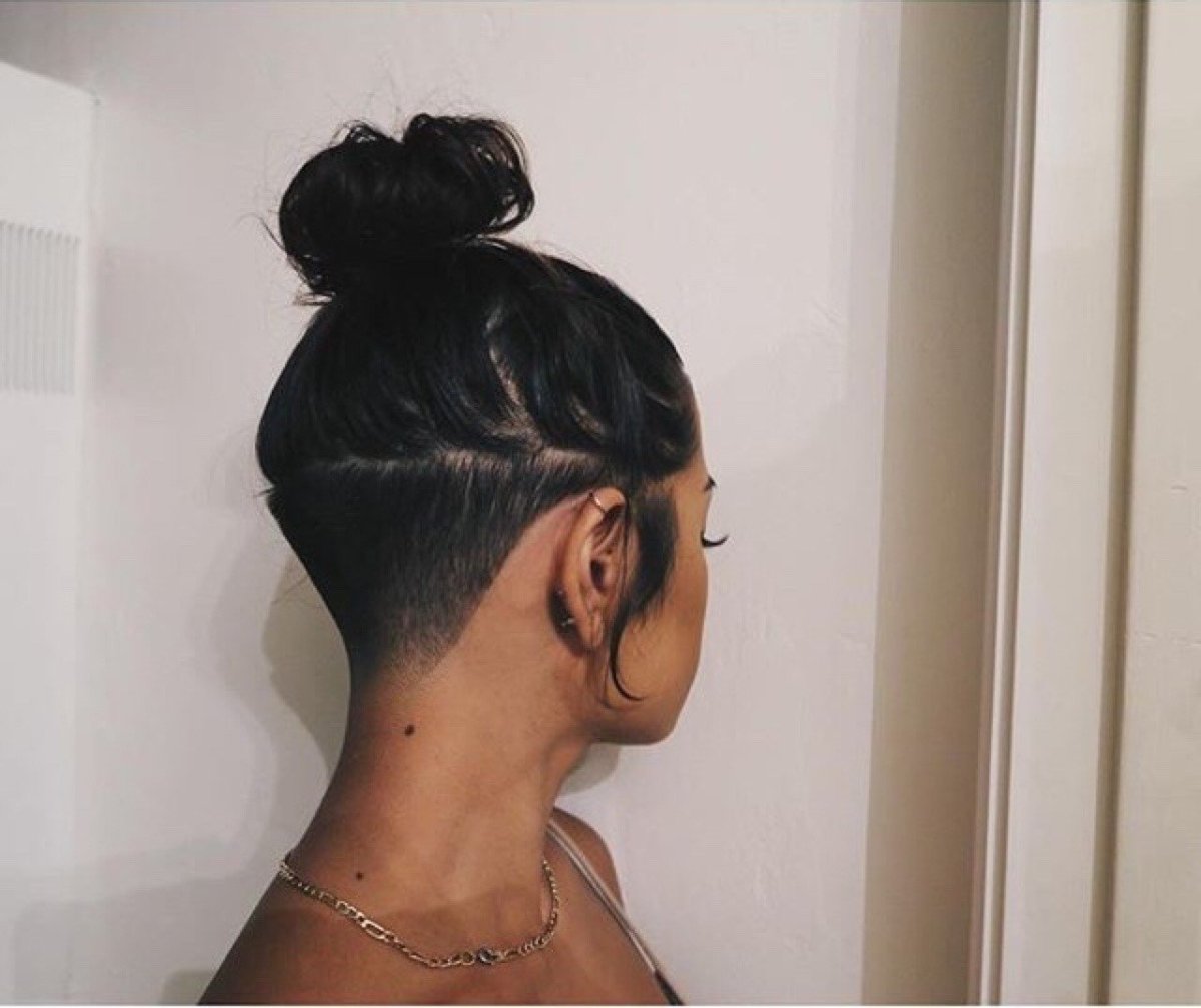 Выбритый затылок на длинные волосы