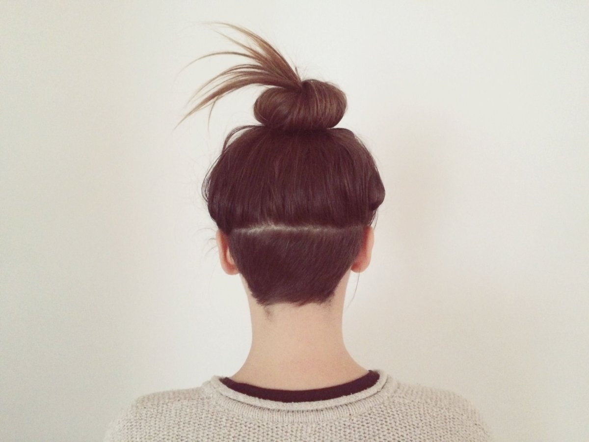 Длинные волосы с бритым затылком