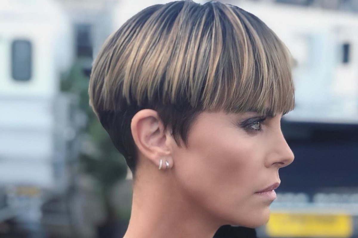 Шарлиз Терон стрижка горшок