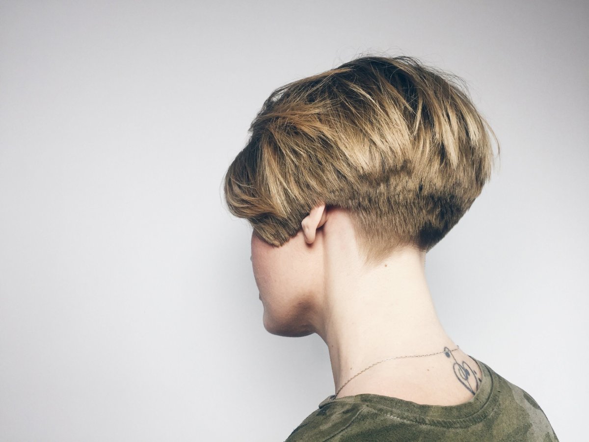 Стрижки с выбритыми висками женские на короткие волосы