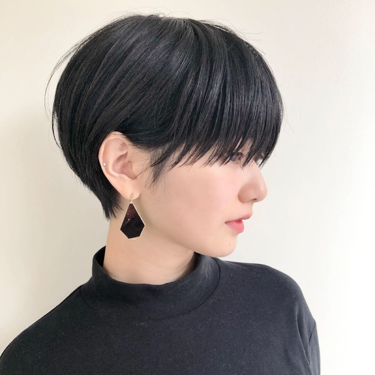 Стрижка Боб каре Пикси на средние волосы