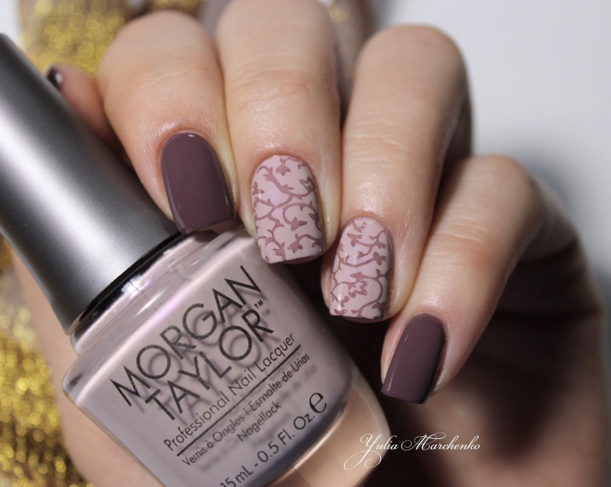 Коричневый маникюр со стемпингом