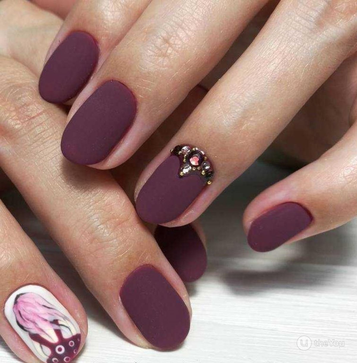 Бордовый матовый маникюр на короткие ногти