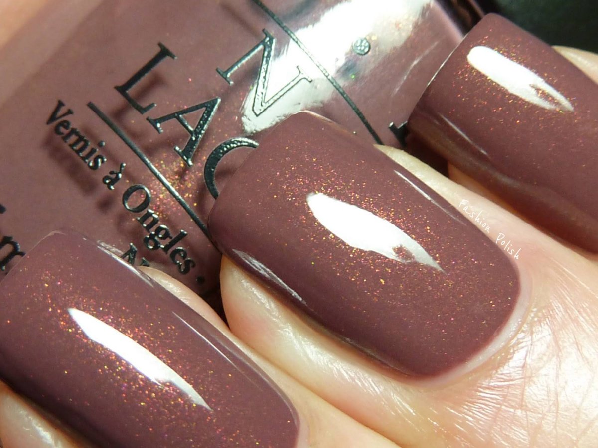 Коричневый лак для ногтей