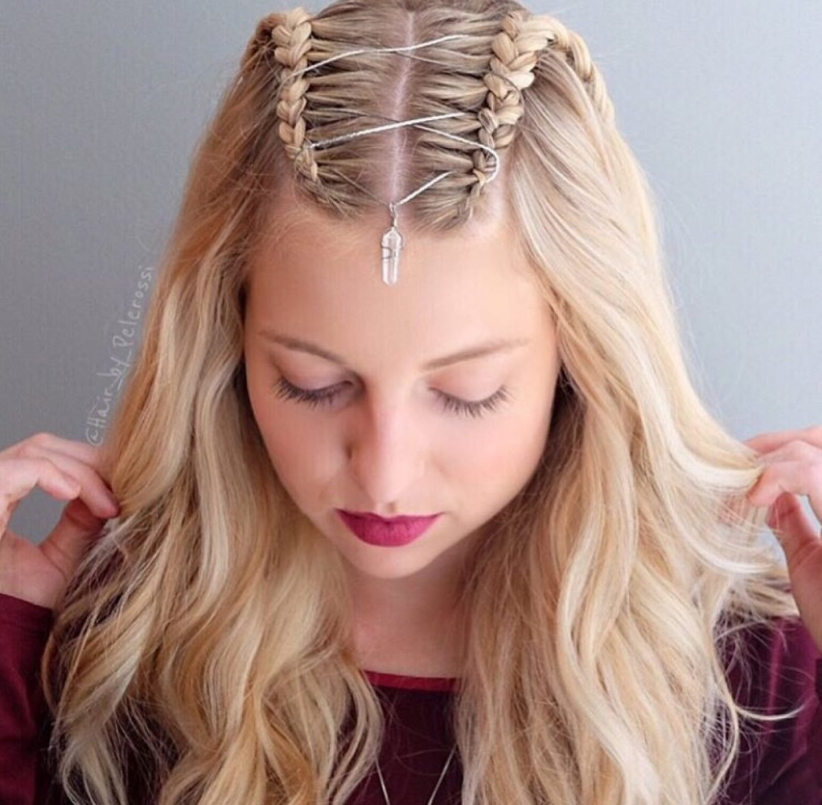 Два колоска на распущенных волосах