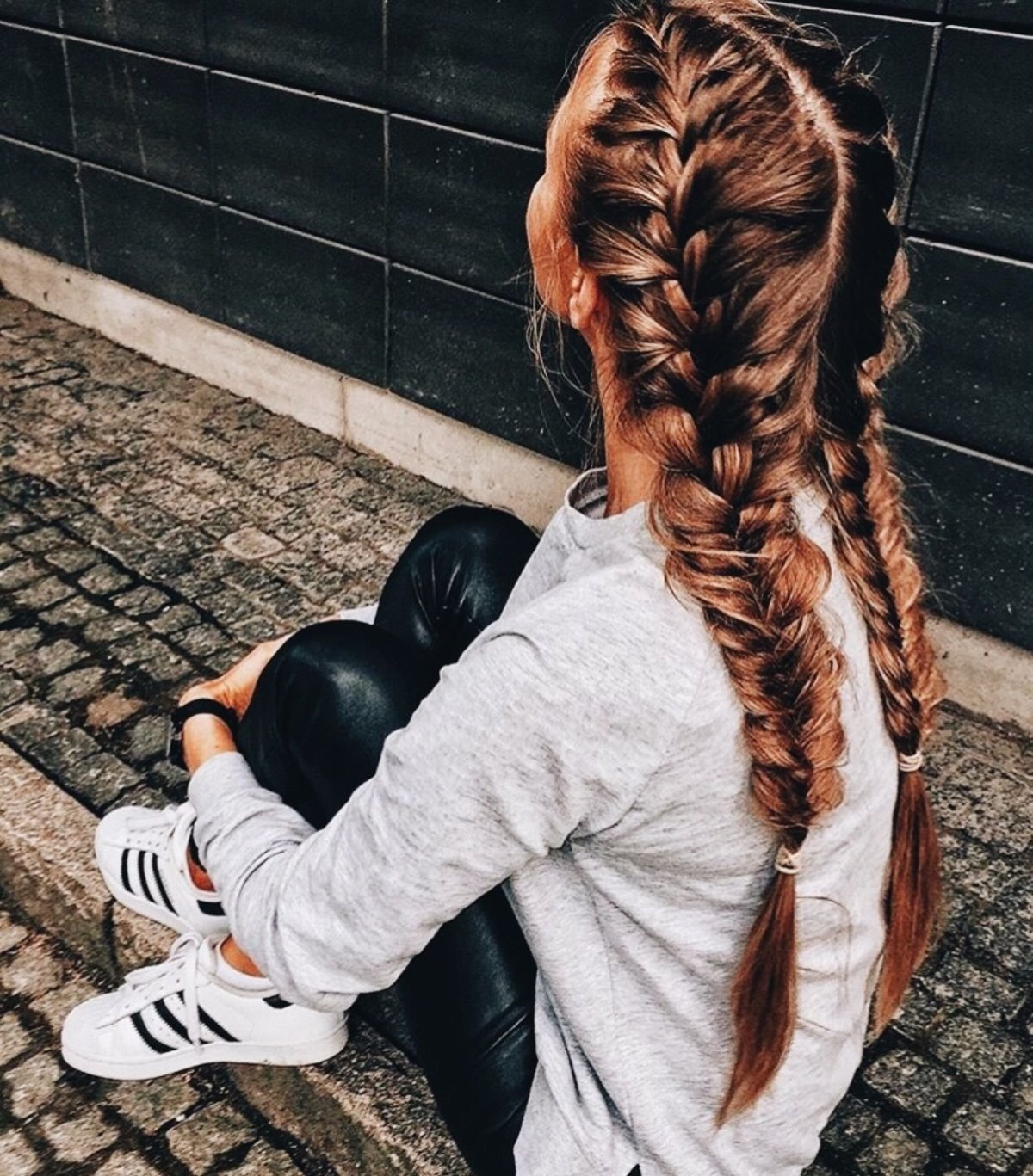 Девушка с двумя косичками