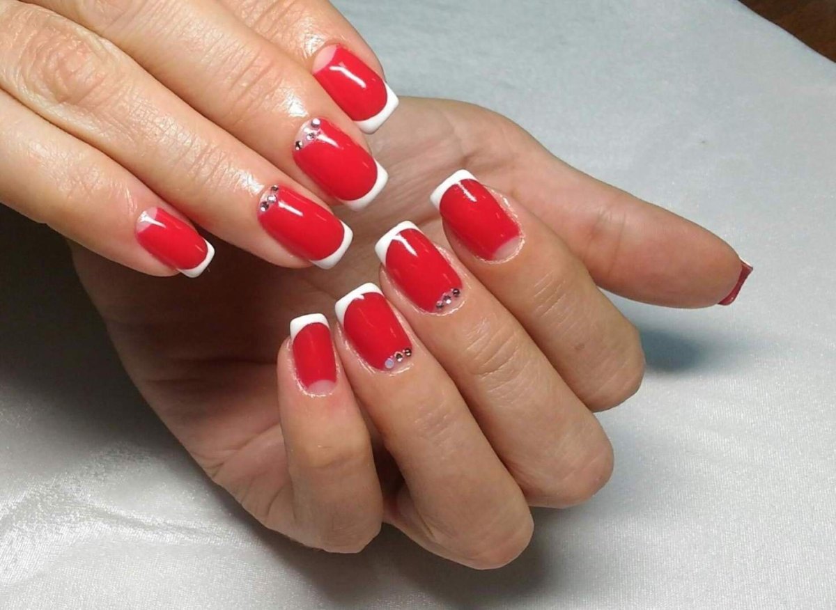 Красный маникюр с белым френчем