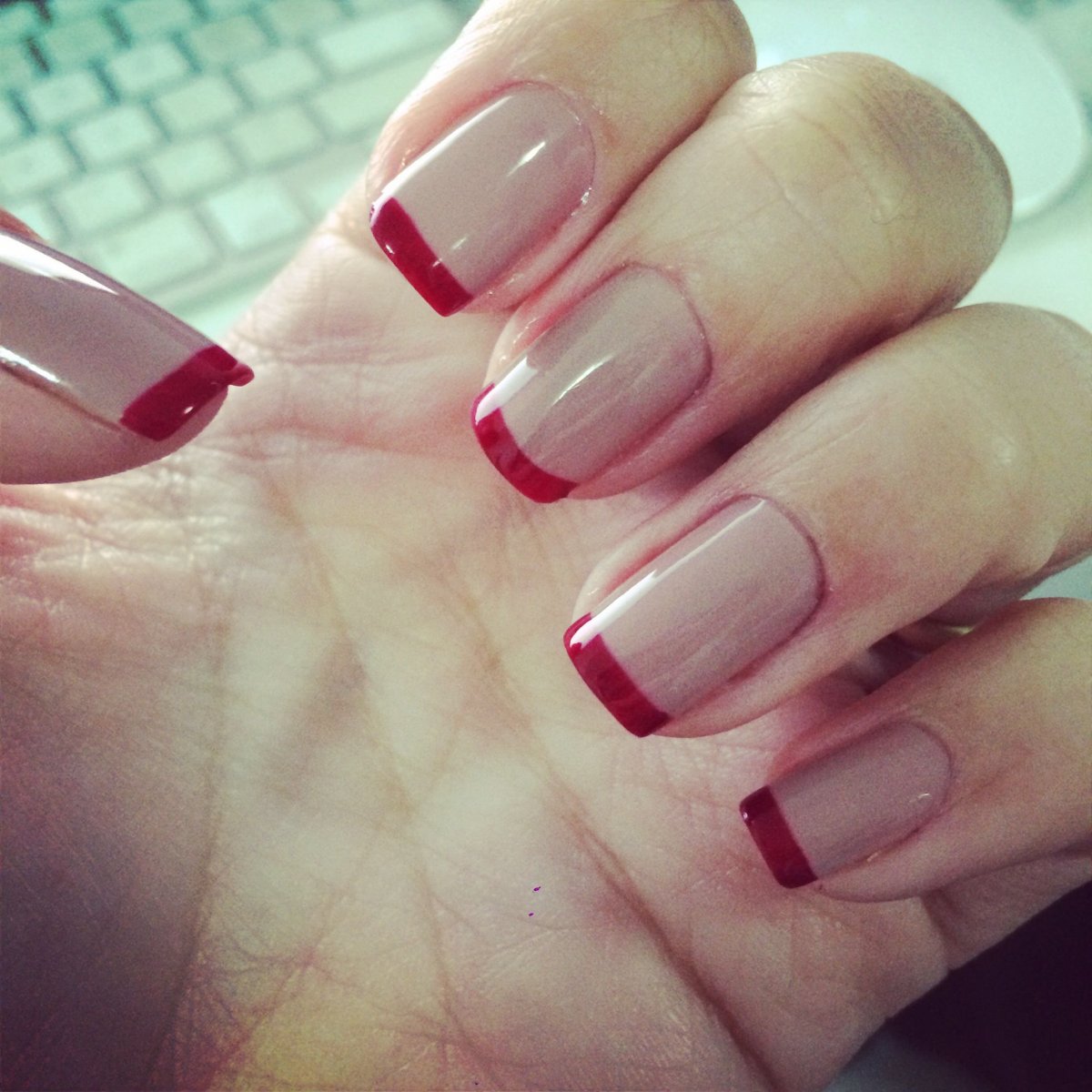 Французский маникюр с красными кончиками