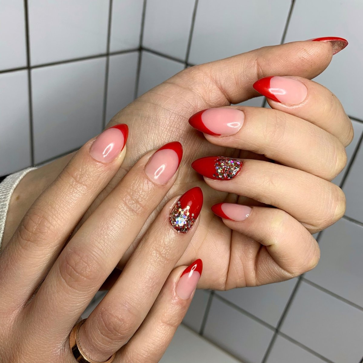 Красный светоотражающий маникюр френч